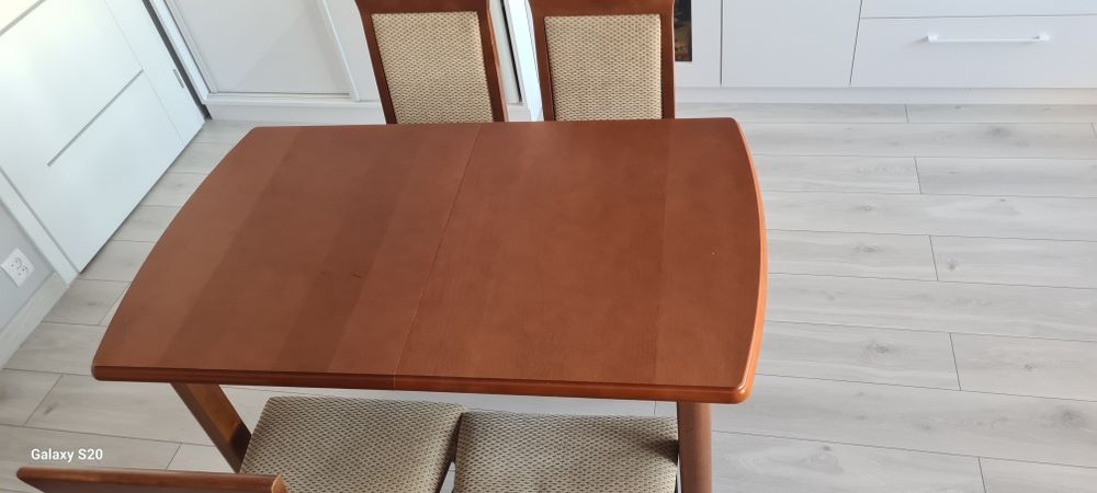 Rozkładany stół i cztery krzesła