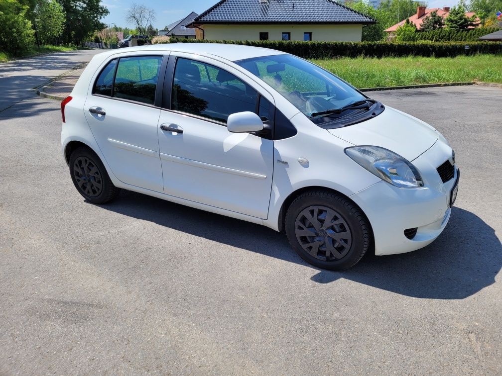 Toyota Yaris 1.4 D4D - 90 KM, opony lato-zima, klimatyzacja działa  !