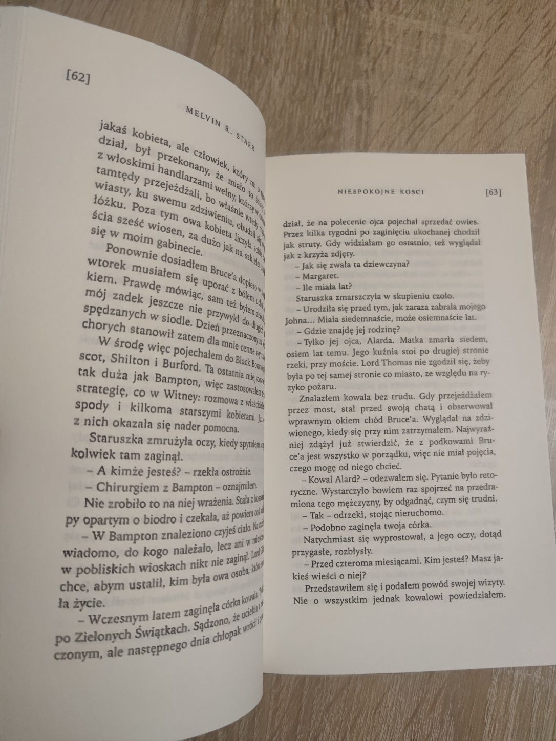 Książka "Niespokojne kości" Melvin R. Starr