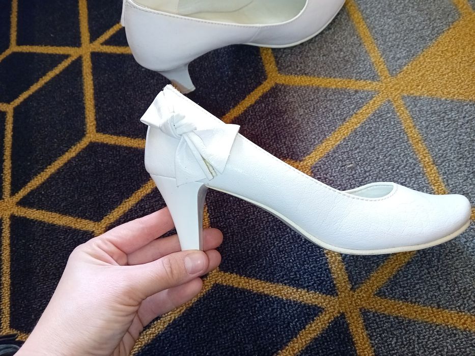 Sprzedam białe szpilki