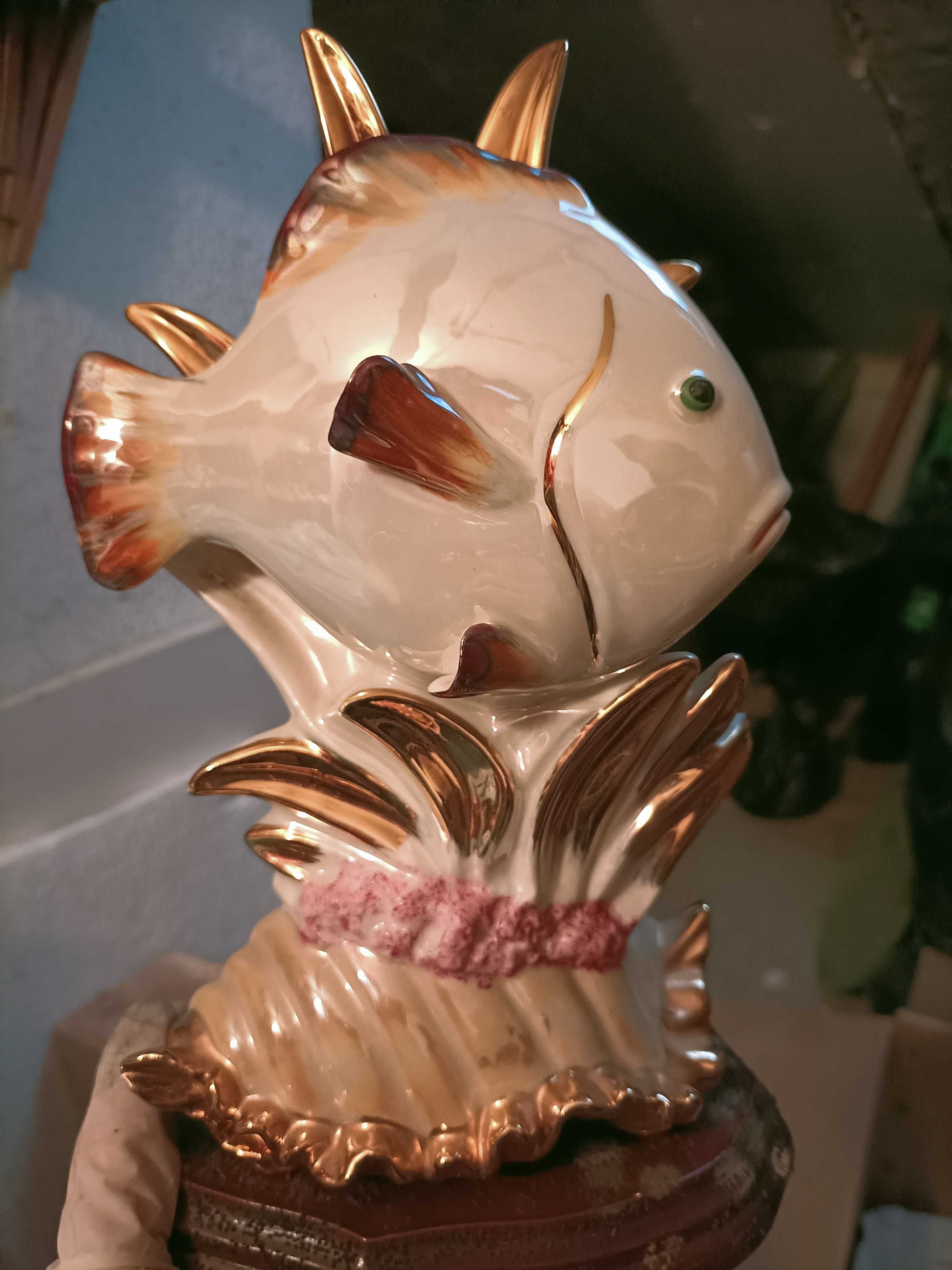 Peixe decorativo em porcelana vidrada