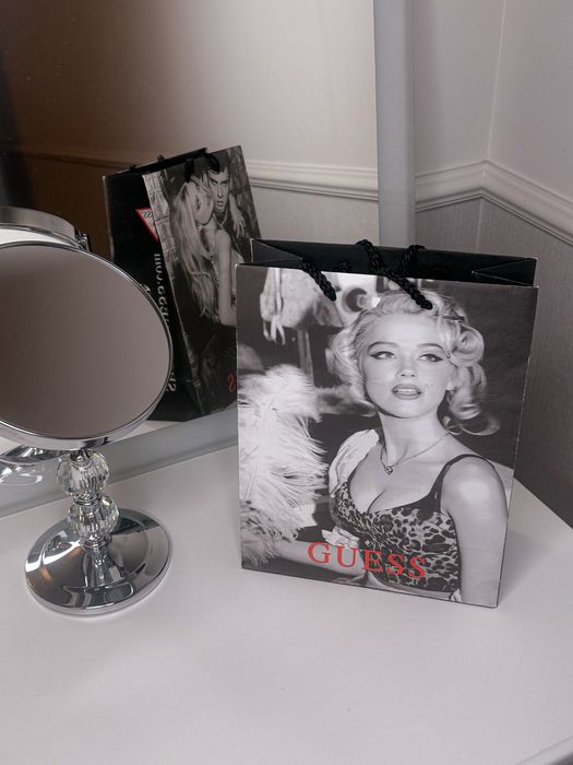 Torebka papierowa torba Guess nowa czarno-biała logowana