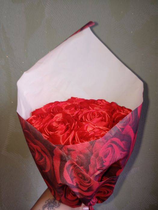 Букеты роз с атласной ленты