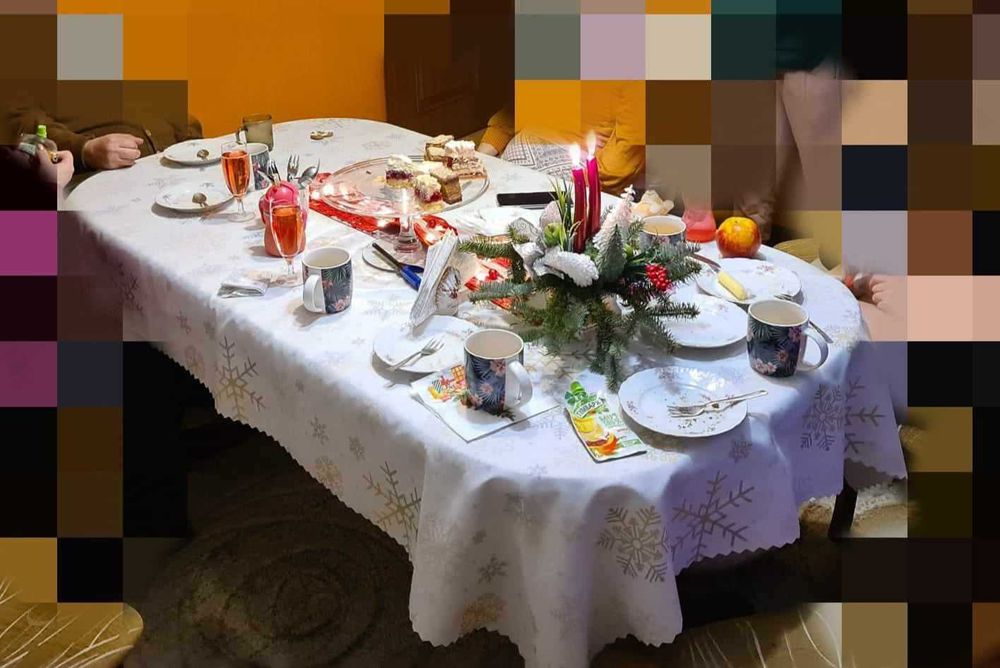 Stół biesiadny- solidny, stabilny i dobrze utrzymany.