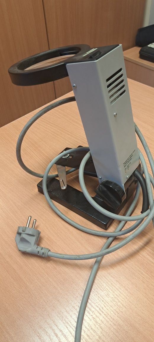 Szkło powiększające, lupa na statywie ze światłem