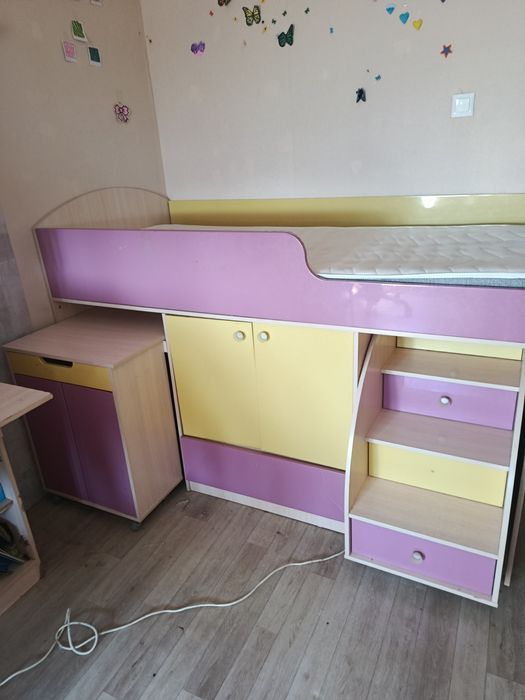 Ліжко. Ліжко горище. Ліжко шафа стіл