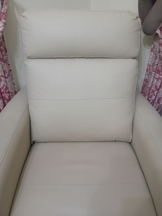 Sofá mecanizado em pele bege