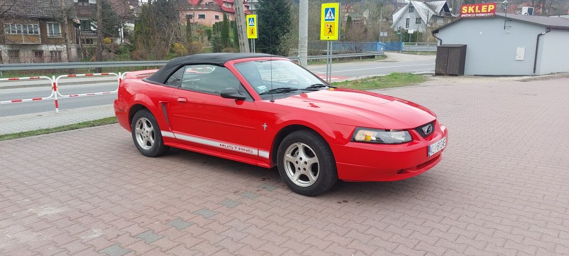 Ford mustang  cabrio z silnikiem 3.9 v6