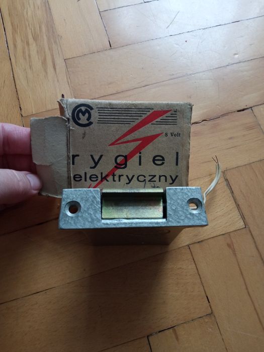 Rygiel zaczep elektryczny do bramki furtki