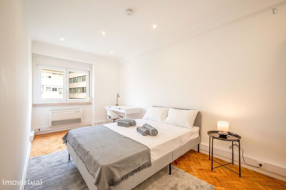 612376 - Quarto com cama de casal em...