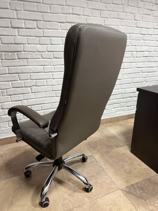 Крісло офісне в хорошому стані. Шкіра