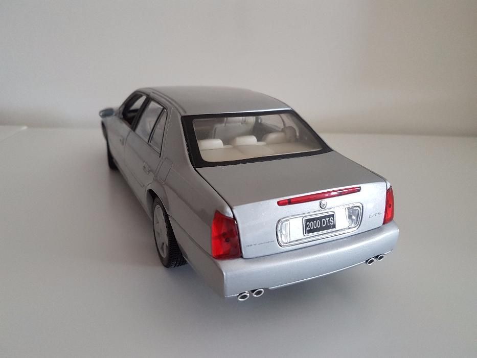 Miniatura Cadillac DeVille 2000 Maisto Escala 1:18