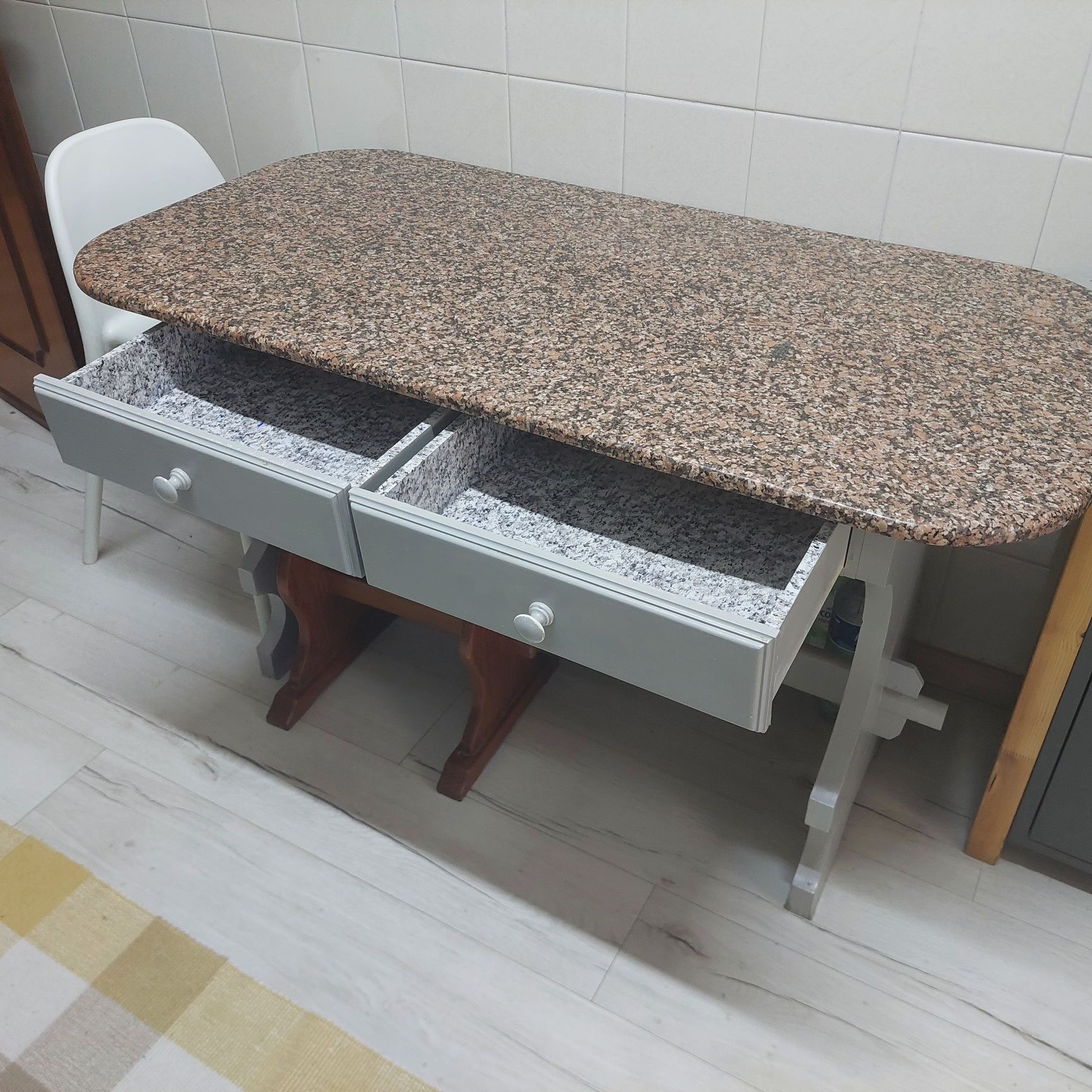 Mesa de pedra e Madeira