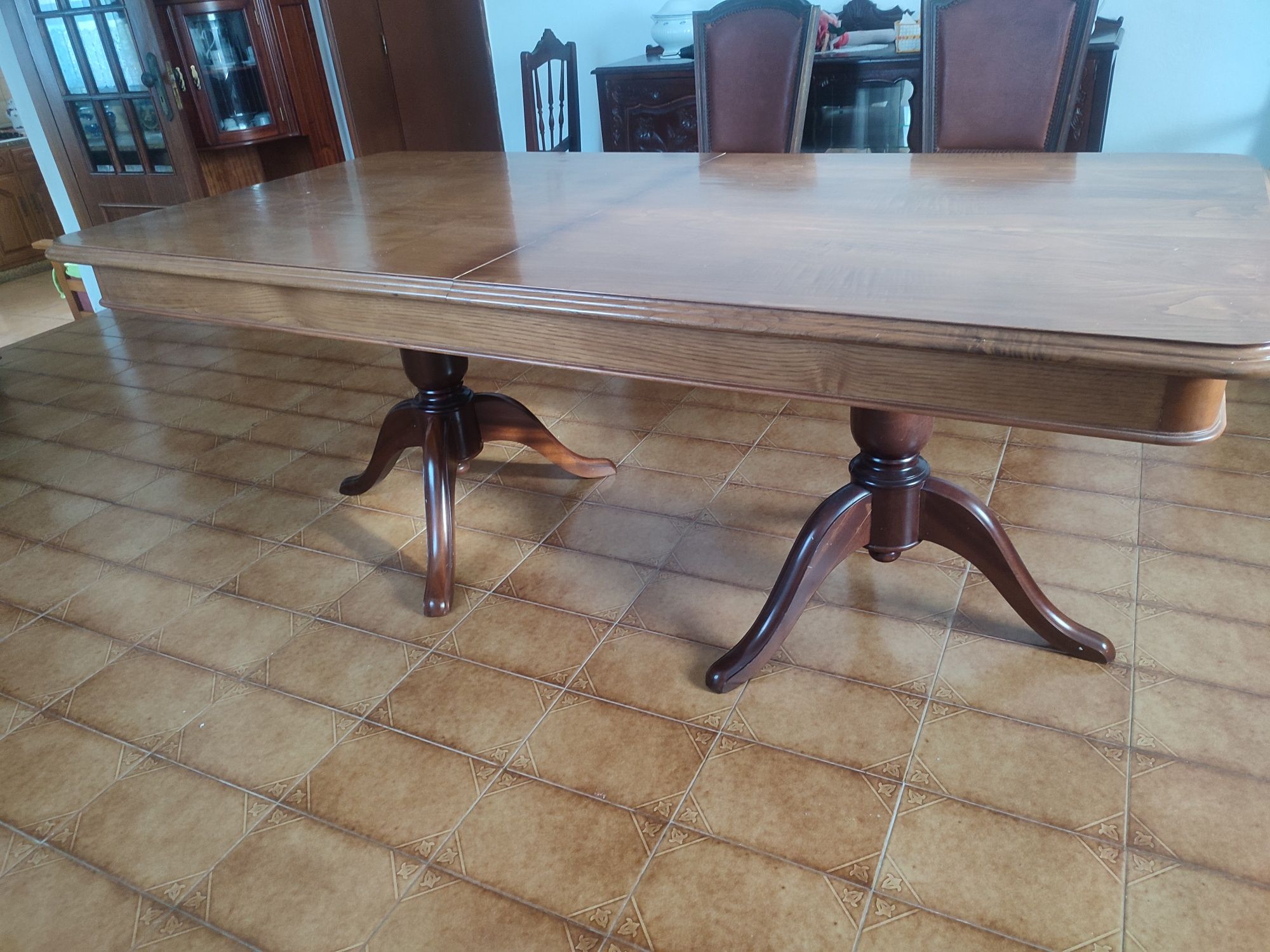 mesa em Madeira com cadeiras