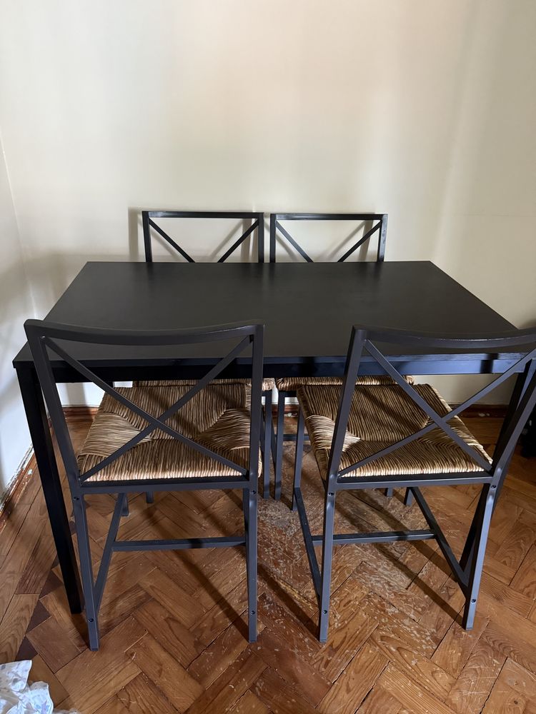 Mesa com 4 cadeiras