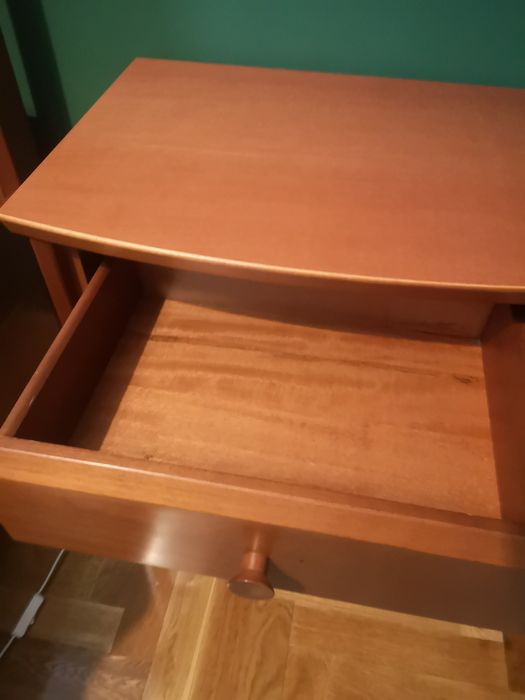 Duas mesas de cabeceira