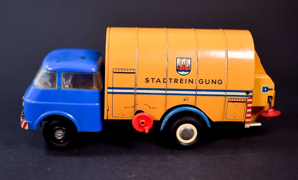 Samochód, blaszana śmieciarka lata 60 produkcji NRD