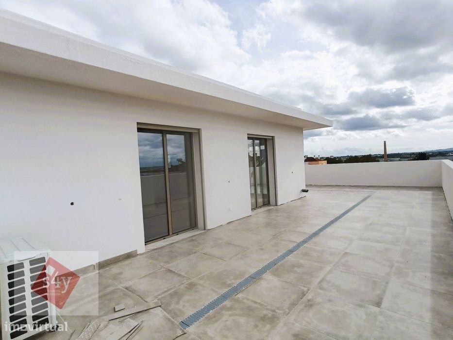 Dúplex com Terraço e Box - Novo - Montijo!