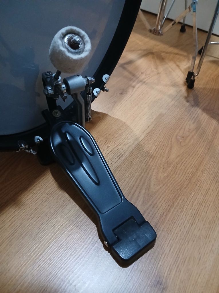 Bateria completa,com pedais e ainda banco apropriado!