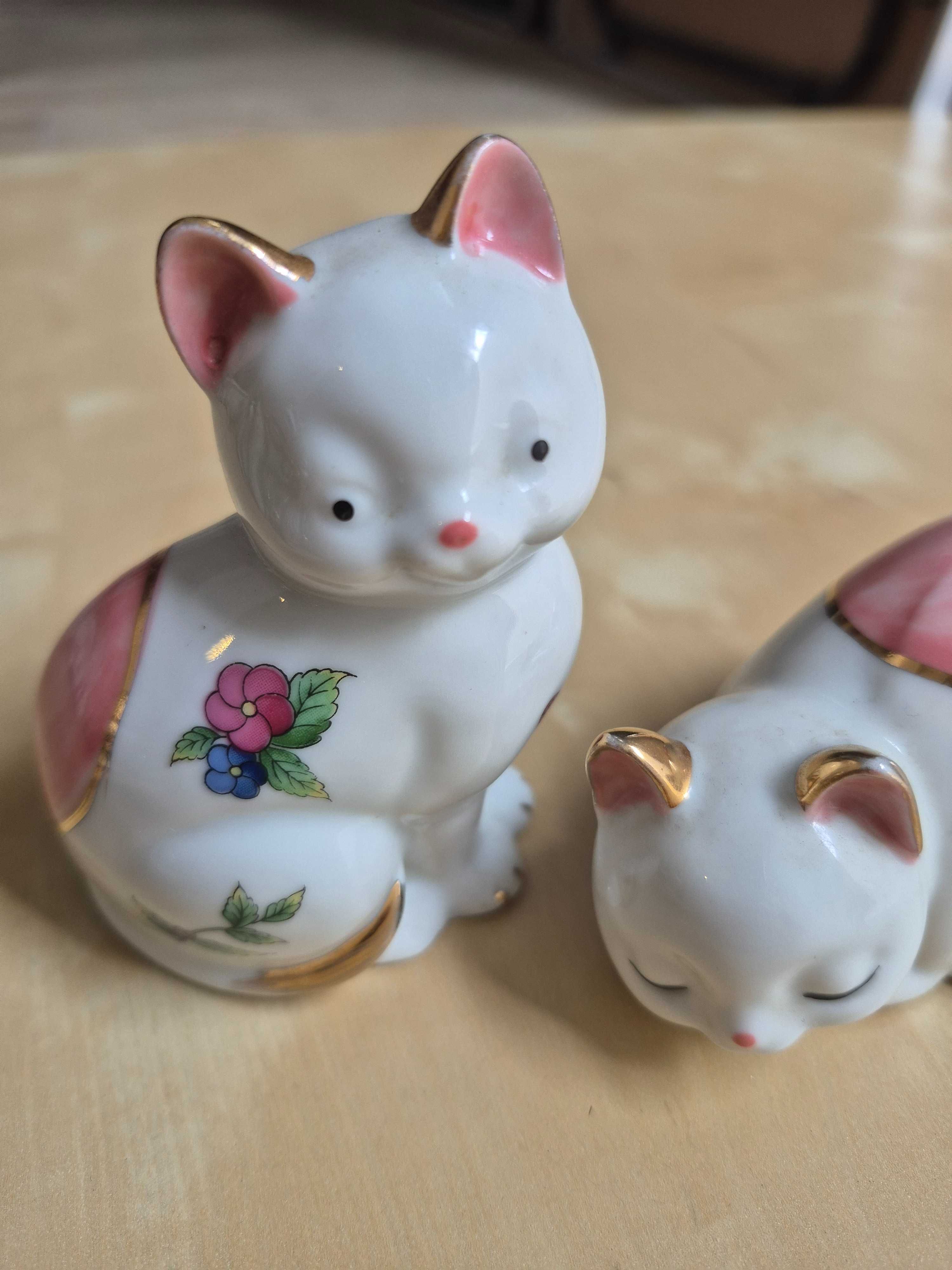 Gatinhos, menino e menina em porcelana antigos