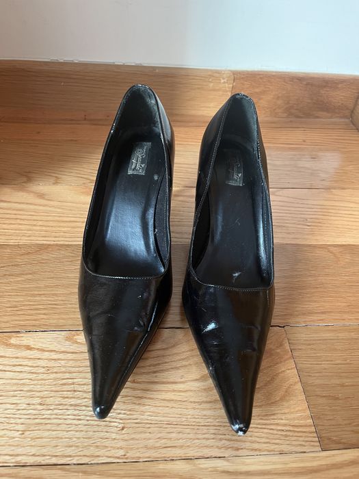 Stiletto preto de verniz