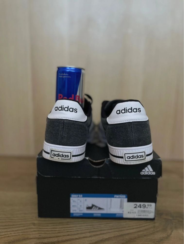 Buty Adidas w czarno białym kolorze - idealne na codzienne stylizacje!