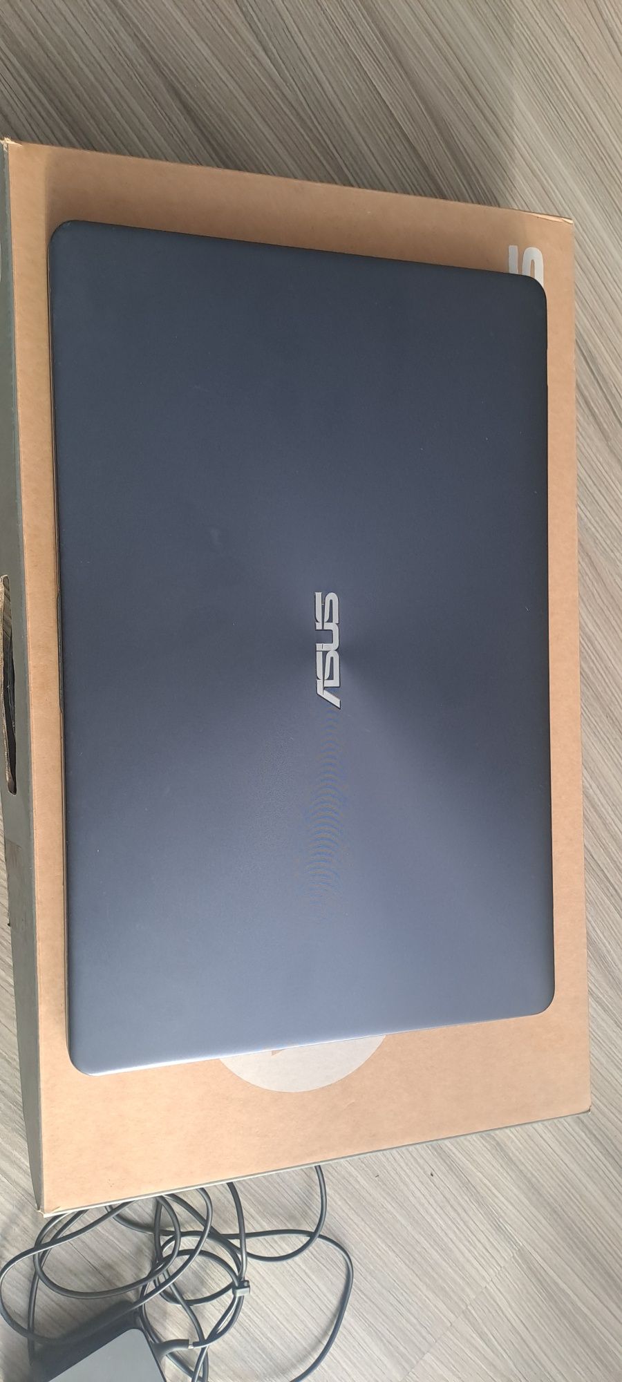 Laptop ASUS   17