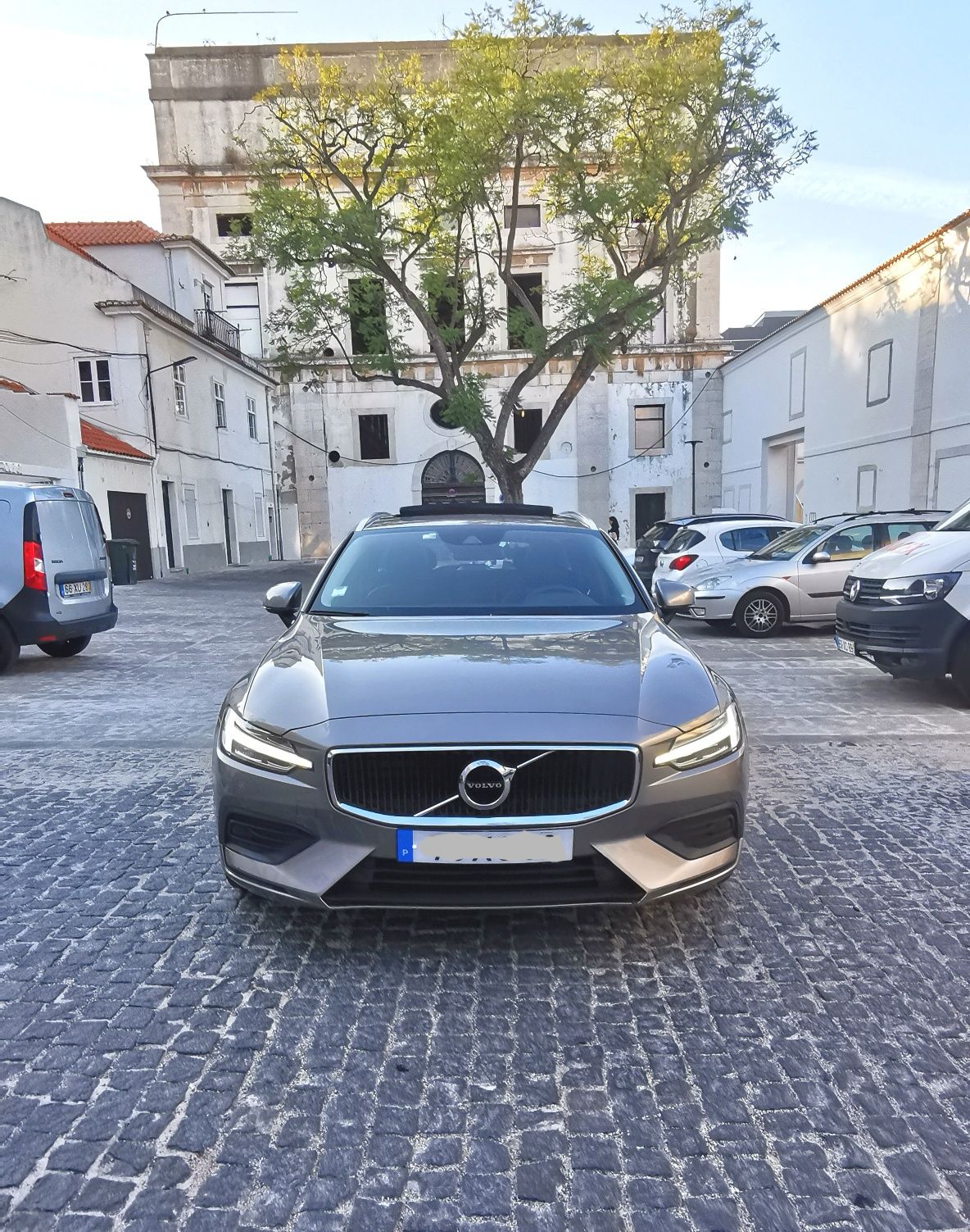 Volvo V60 190cv. com poucos kms, automática, tecto de abrir e estimada