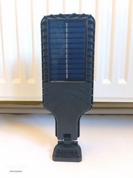 Lampa LED solarna z czujnikiem ruchu i zmierzchu