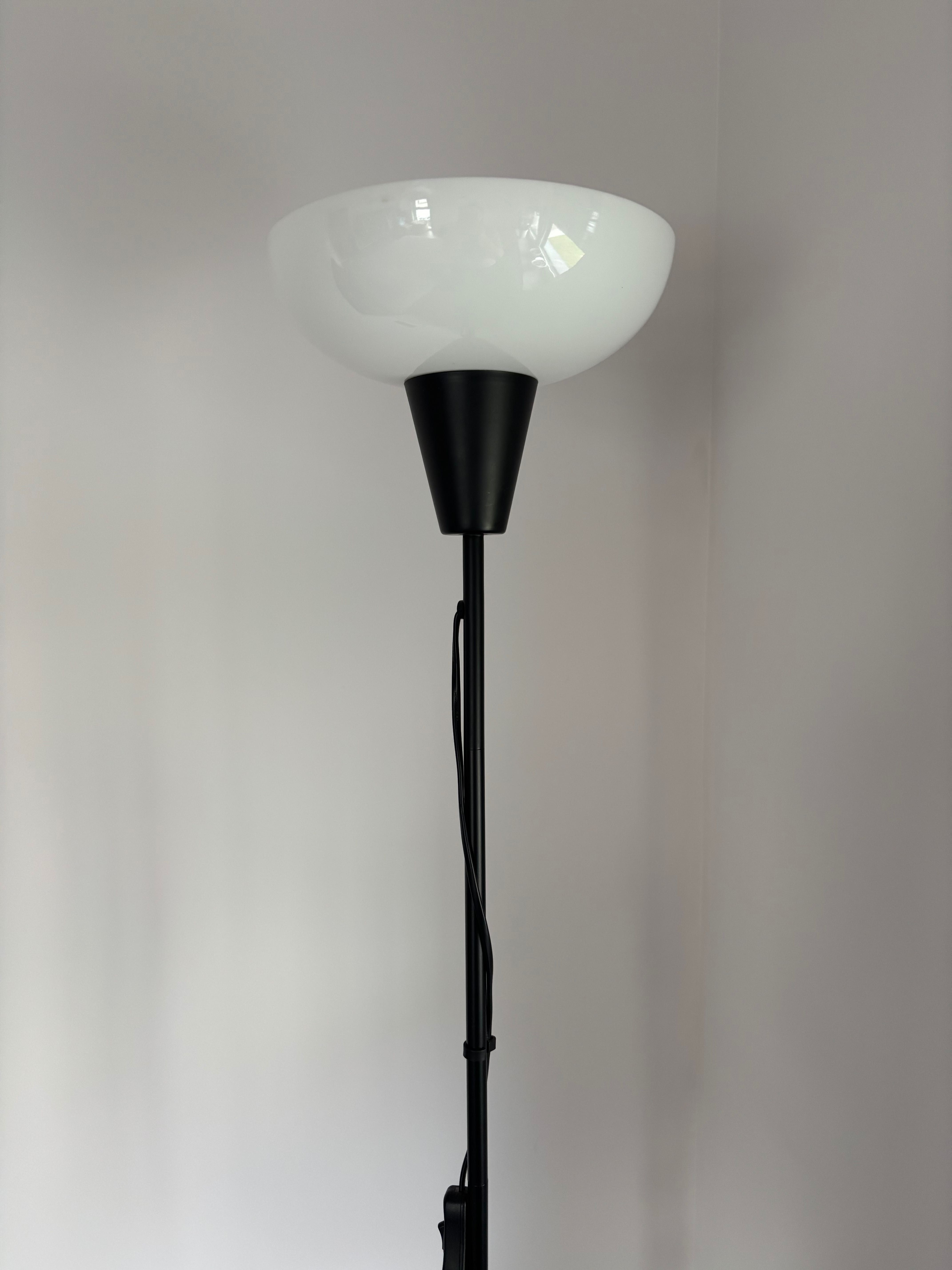 Lampa stojąca czarno-biała