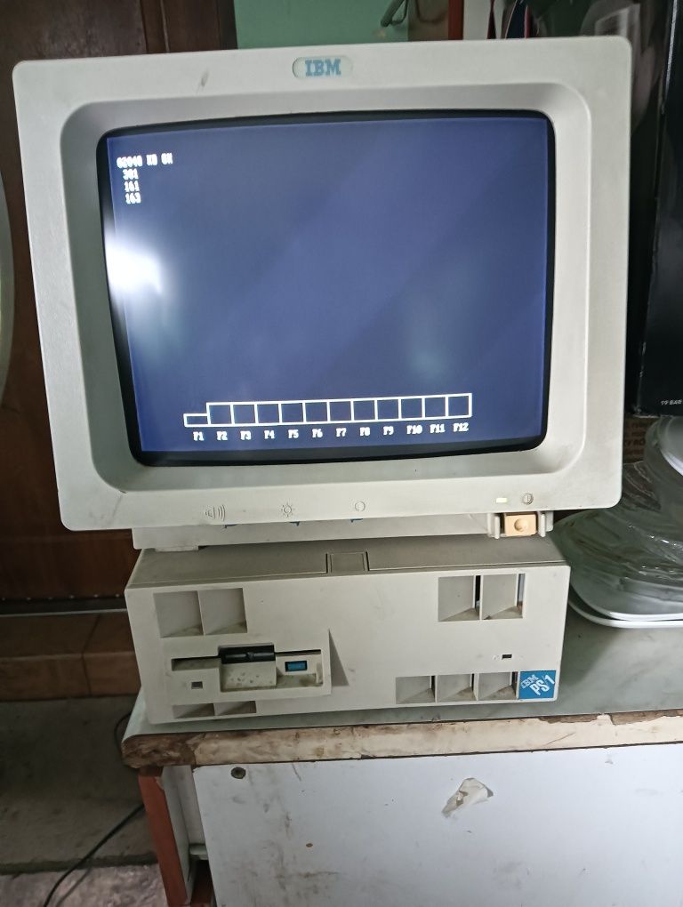 Stary Komputer IBM ps/1 z 1992 Roku