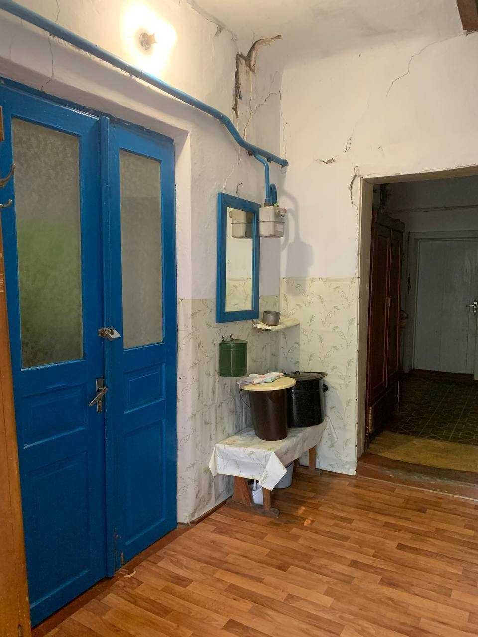 Продається квартира в Кутах