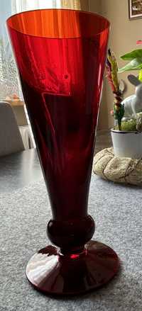 Czerwony wazon z PRL-u