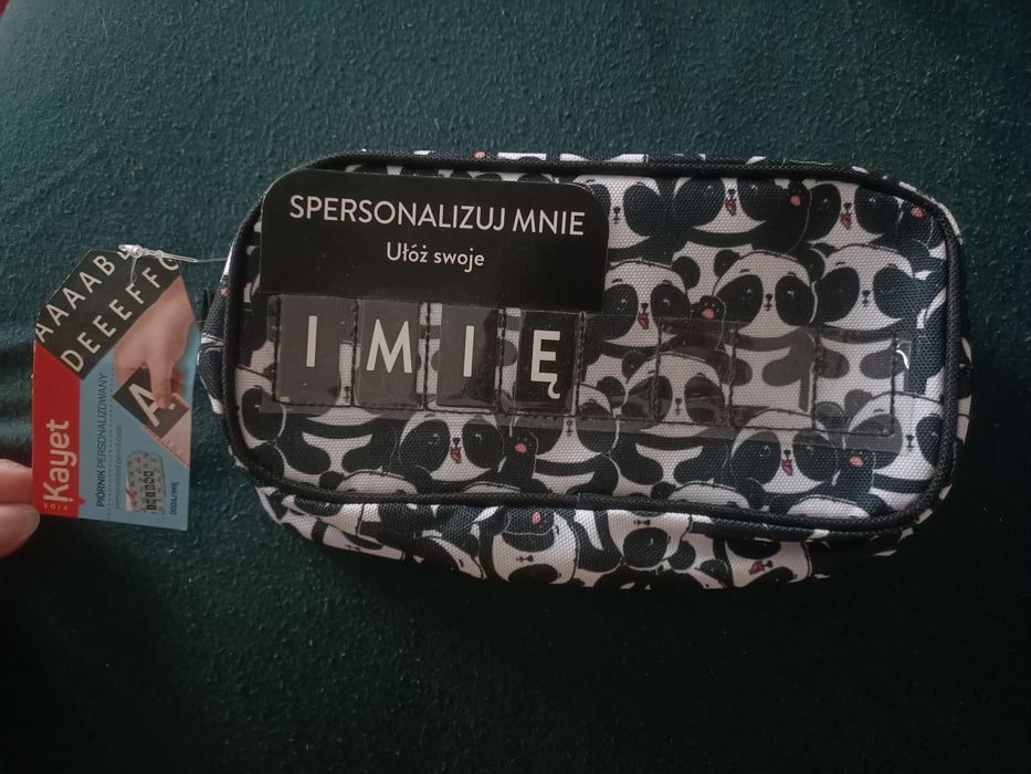 Piórnik w pandy z literkami