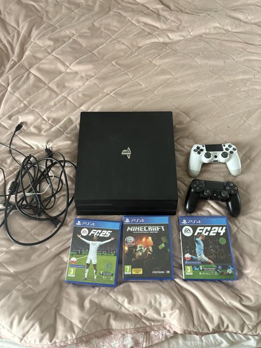 PS4 PRO + 2 pady + 3 gry + podstawka chłodząca