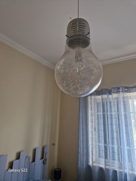 Candeeiro de teto e candeeiro de mesinha de cabeceira