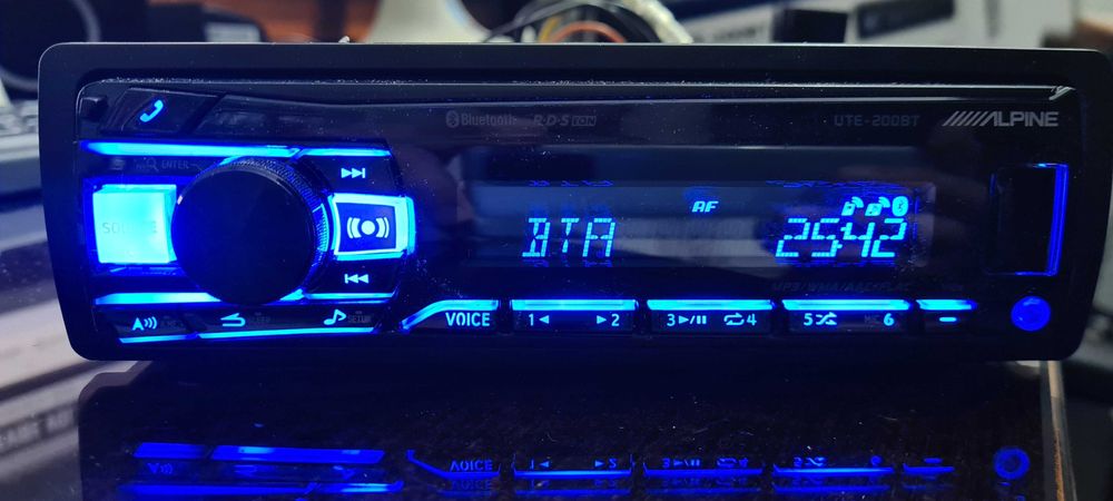 Auto-rádio Alpine UTE-200BT em caixa c/ novo, tem Bluetooth