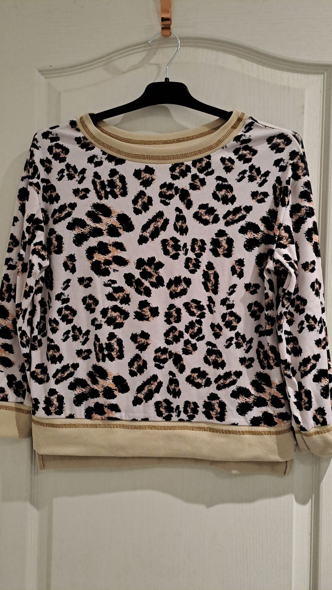 Blusa padrão leopardo