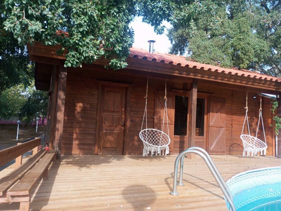Villa composta de  3 casas:vivenda+ chalet de madeira+casa+ piscina