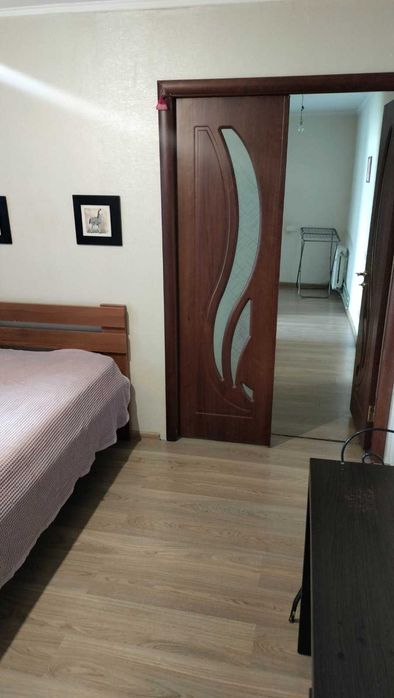 Здам 2 кімнати з 4 у квартирі,жити з власницею,яка на кріслі колісному