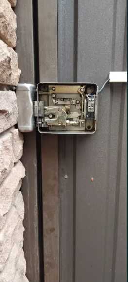 Установка монтаж и ремонт дверей. Ремонт замков, ручек петель уплотнит