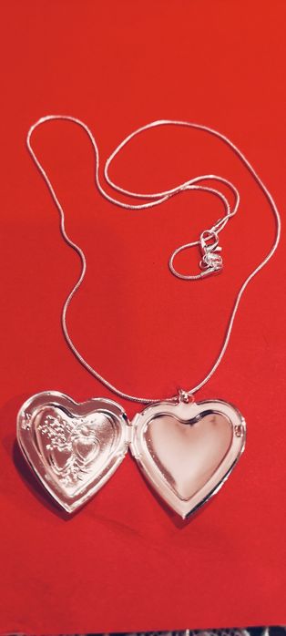 Łańcuszek srebrny z przywieszką otwieraną