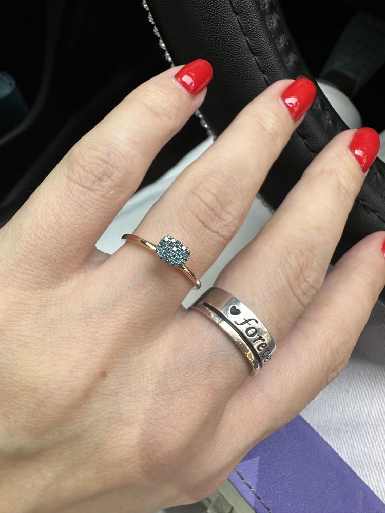 Золотое кольцо с голубыми бриллиантами