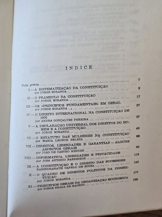 Livros jurídicos / Direito / 1 = 5€ / 10 = 40€