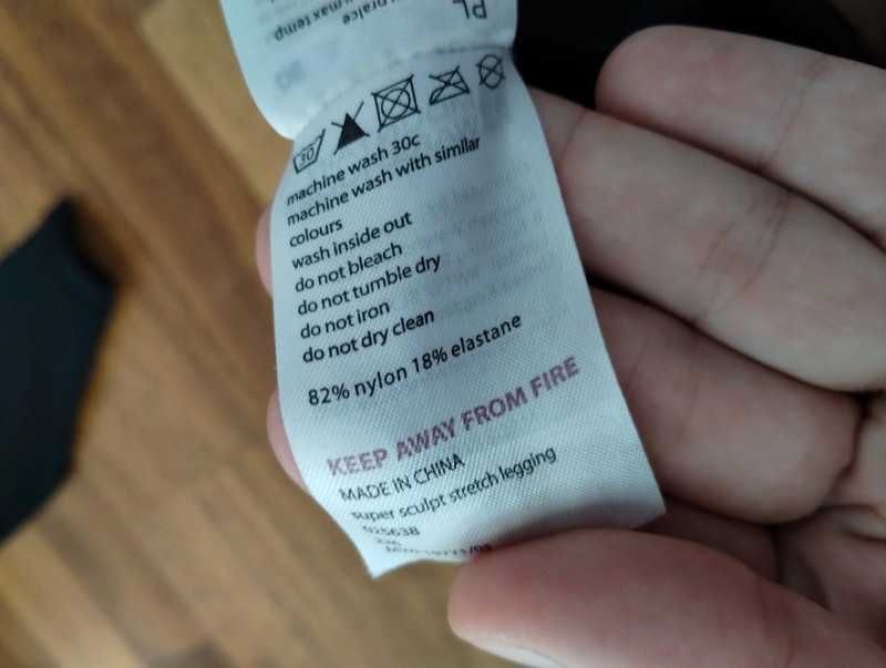 Czarne legginsy Mountain Warehouse śliskie bez dziur plam długie lycra