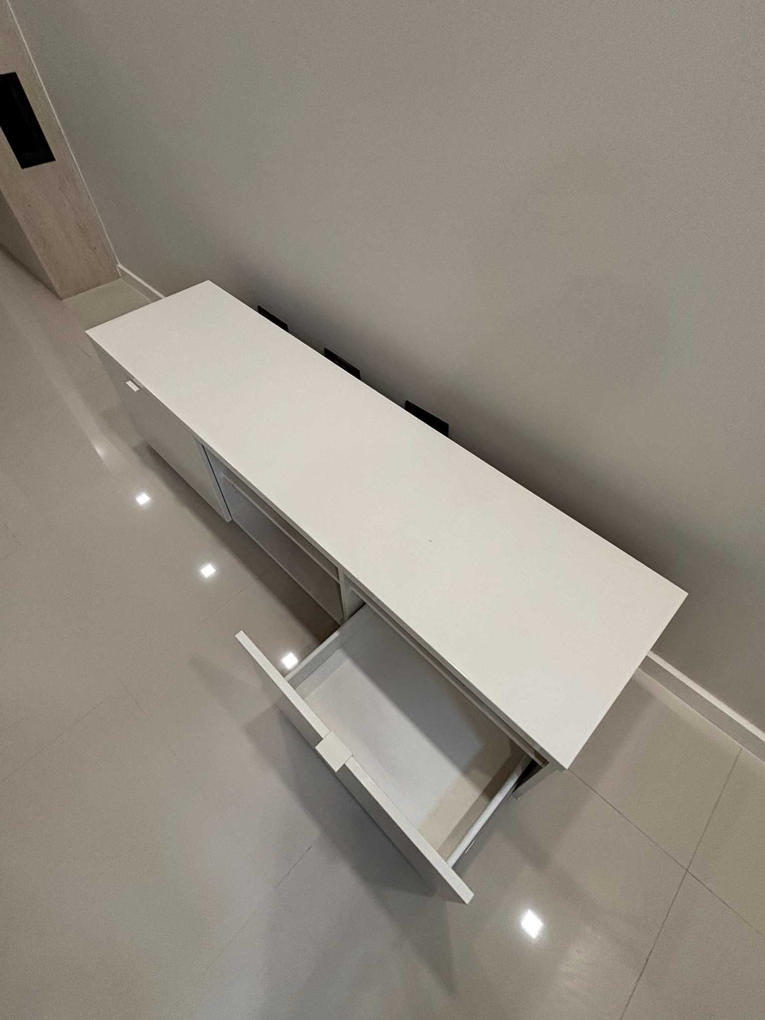 Aparador de TV em Ótimo Estado – Elegância e Funcionalidade!