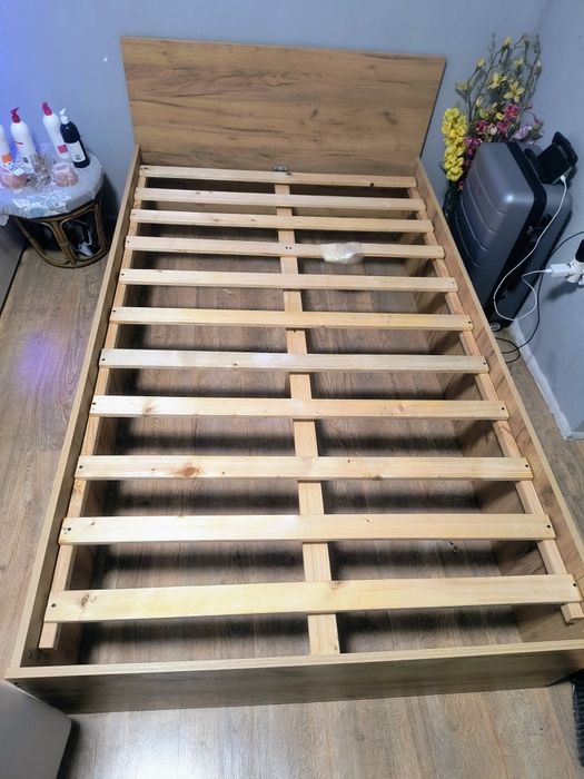 oddam za darmo łóżko do sypialni z materacem