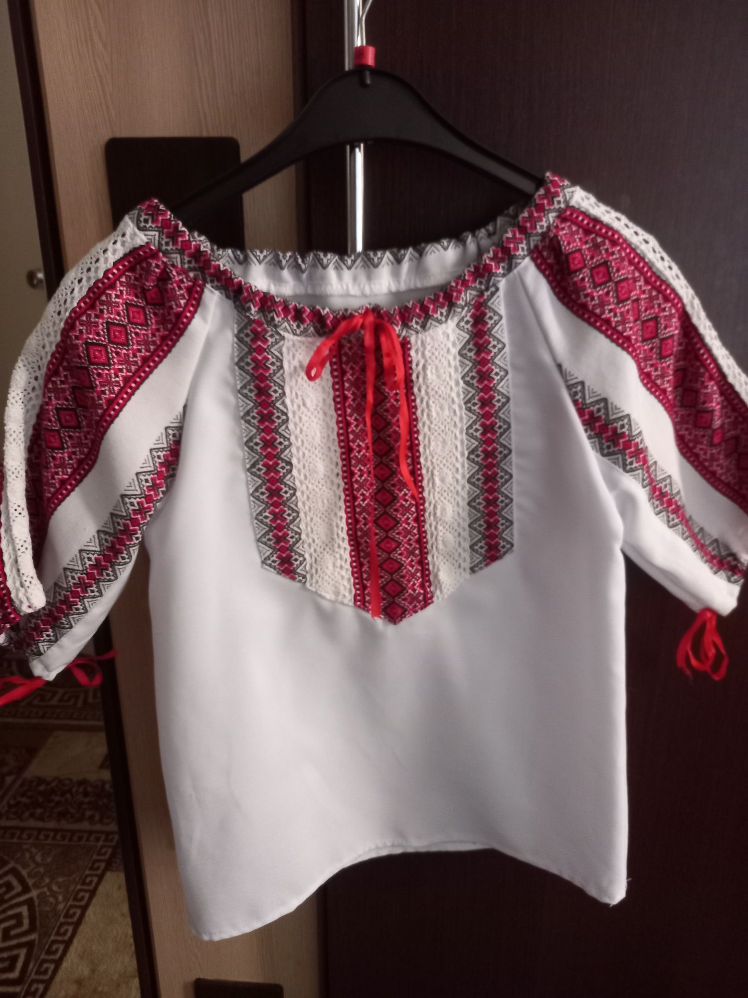 Вишитий костюм для дівчинки