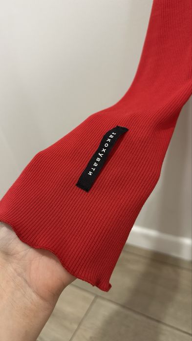 Червоний лонгслів tm byMe зі спущеним плечем