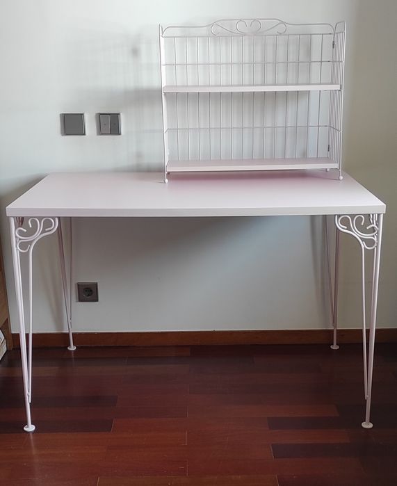 Secretária com estante